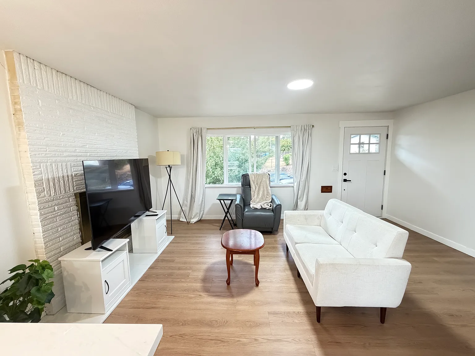 2 bed, 800 sqft, $2,700 — Photo 2