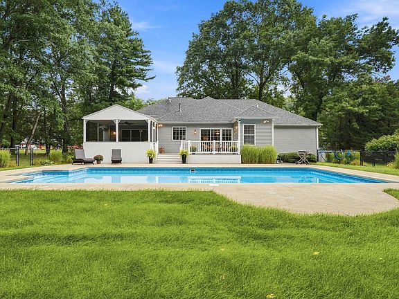 3rd image of 8 Rolling Ridge Road