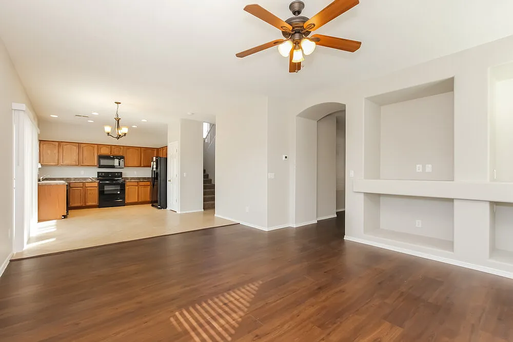 4 bed, 2.5 bath, 2114 sqft, $2,260 — Photo 4