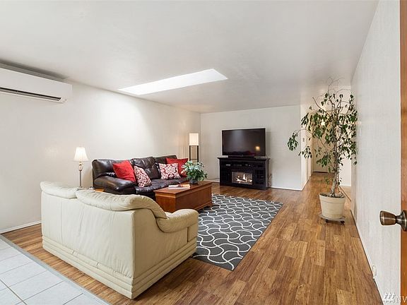 3rd image of 1396 Park Ave E