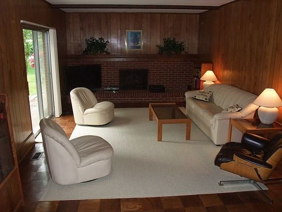 Family room w fireplace