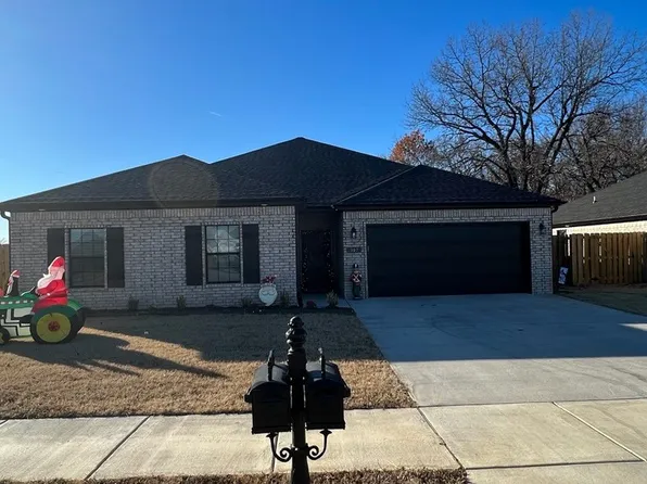 307 Tricha Cir, Gravette, AR 72736