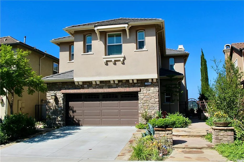3 bed, 3.5 bath, 2228 sqft, $6,100 — Photo 1