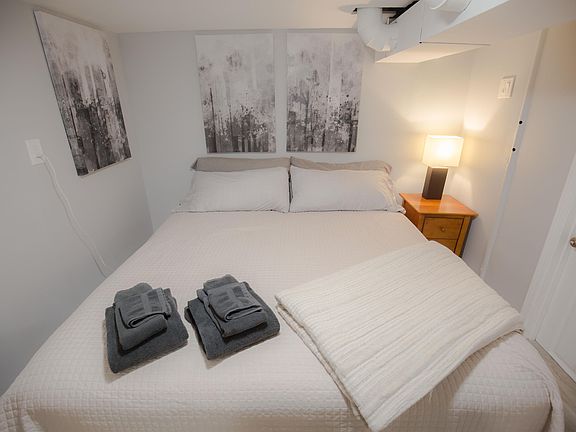 5th image of 3138 W Wabansia Ave #B