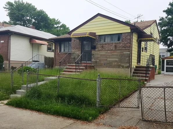 7-11 123rd St, College Point, NY 11356