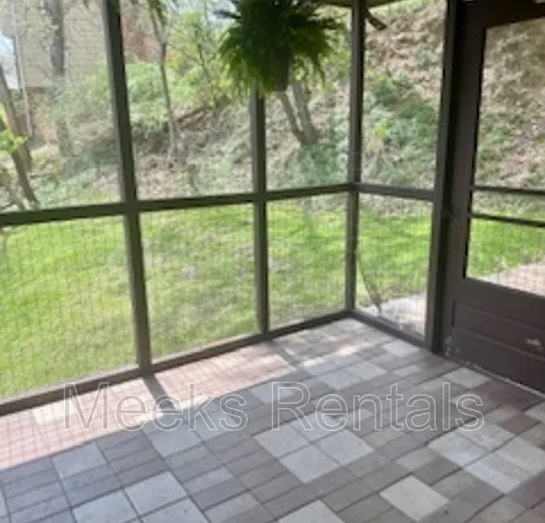 1118 Montrose Dr — Photo 14