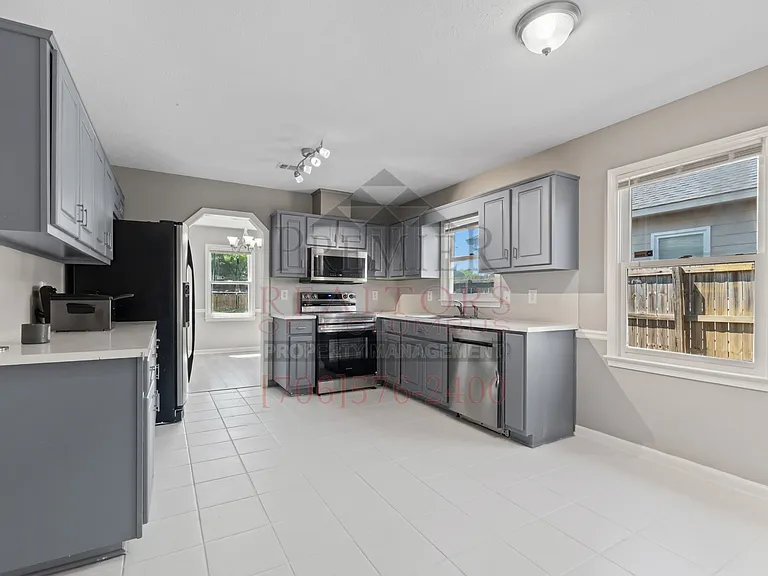 3420 Flintlock Dr — Photo 2
