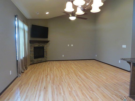 3rd image of 302 E 82nd Pl