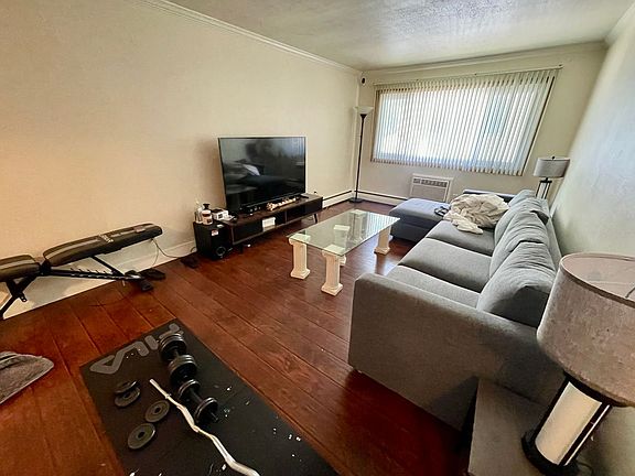 4th image of 2425 N Oakland Ave APT 204