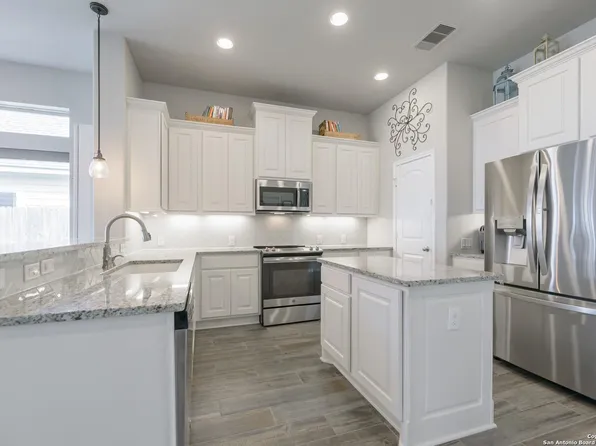 2032 Glen Holw, Seguin, TX 78155