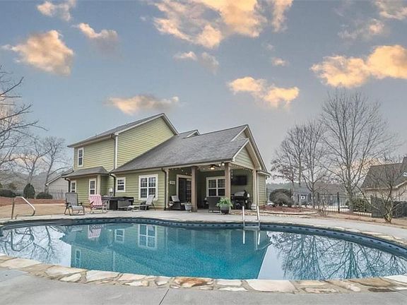 2nd image of 824 Vicki Cir