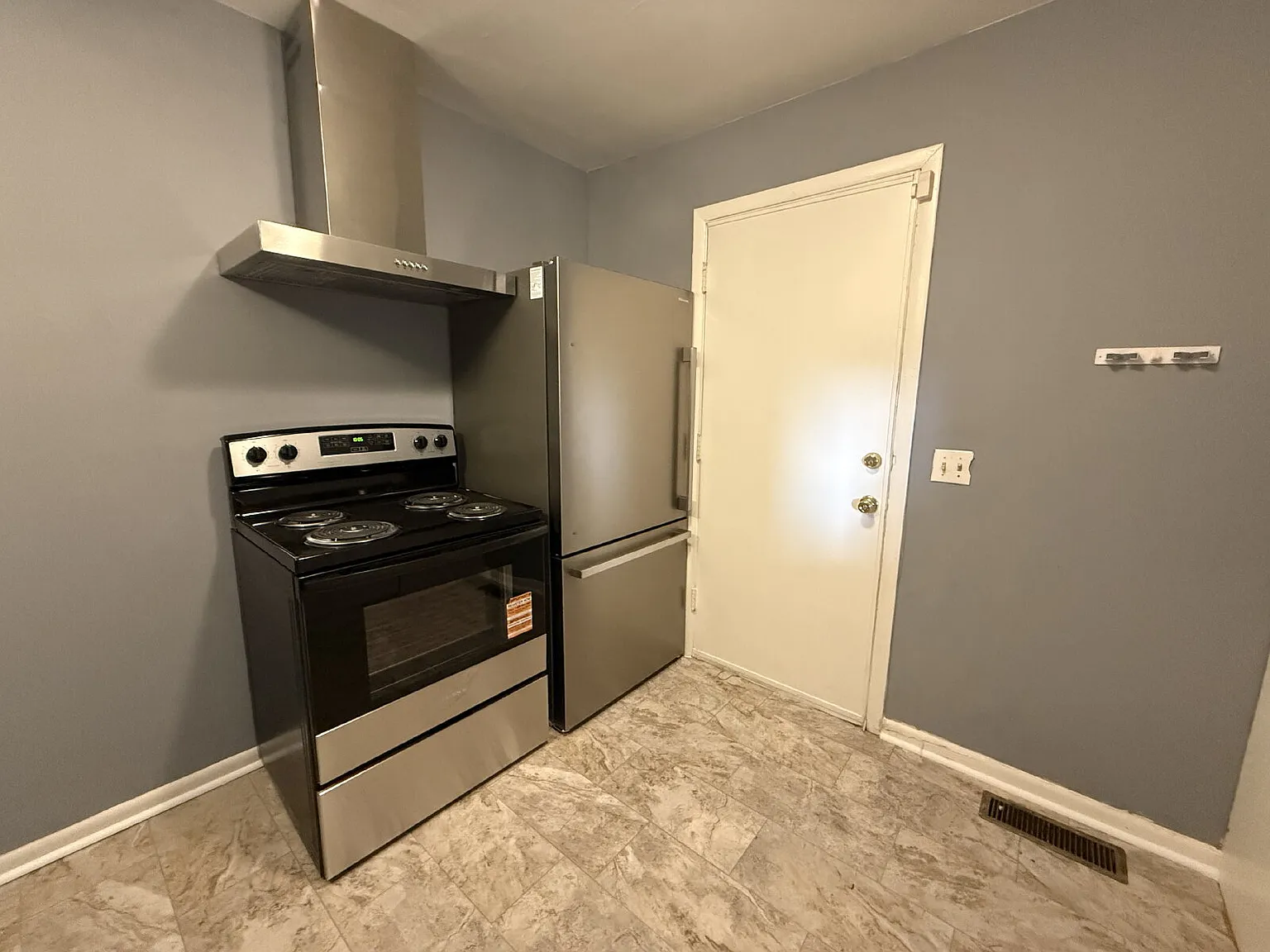 2 bed, 1.0 bath, 750 sqft, $1,200 — Photo 2