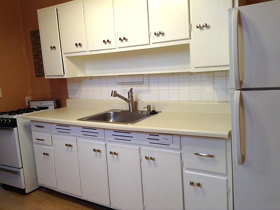 5th image of 121 E 36th St APT 4