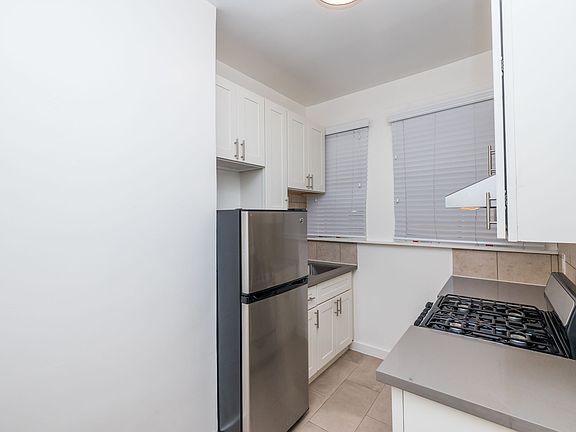 4th image of 1060 Pine St #2