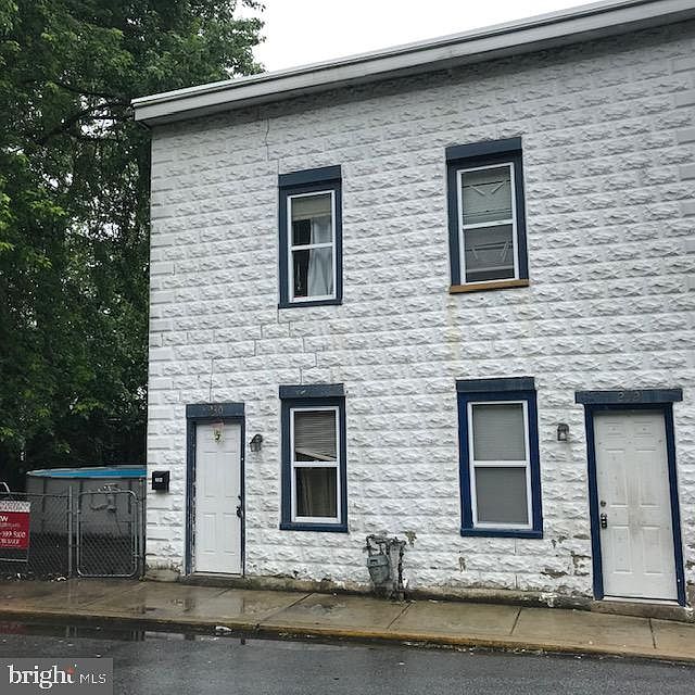 2nd image of 230 W Chestnut St