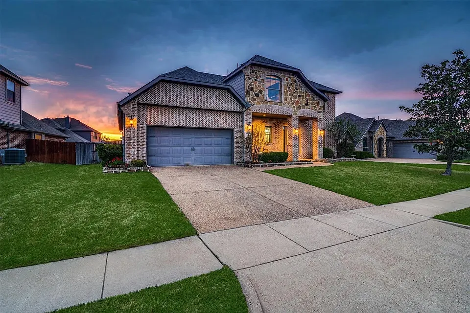 5 bed, 2960 sqft, $4,109 — Photo 2