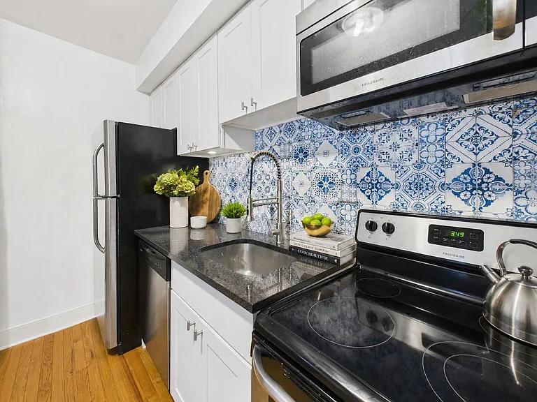 1738 Green St — Photo 8