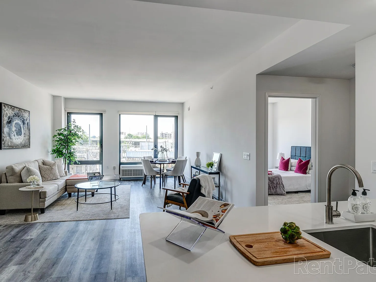 460 Grand — Photo 2