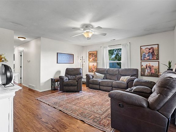 5th image of 210 Ash Ave