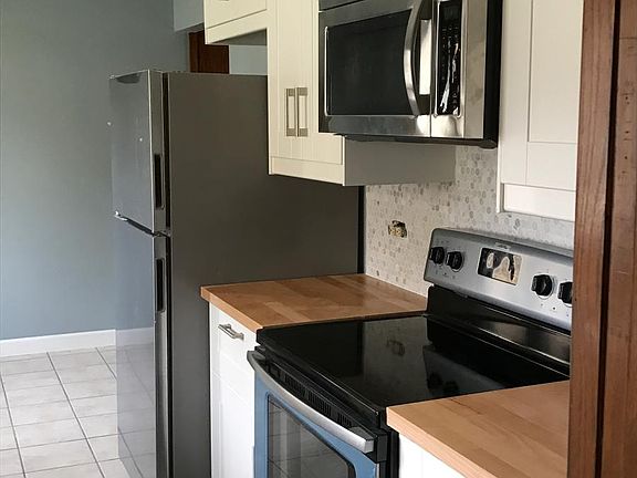 Updated Kitchen_2 - now has quartz white countertops.