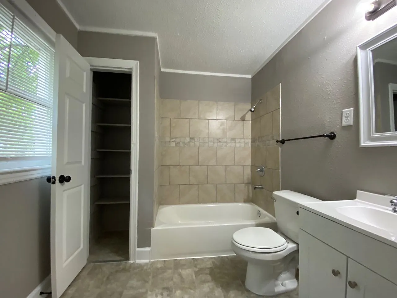 2271 Longstreet Dr — Photo 2