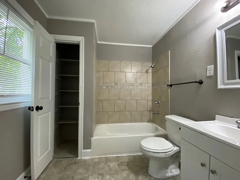 2271 Longstreet Dr — Photo 2