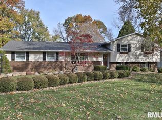 917 W Ravinwoods Rd, Peoria, IL 61615