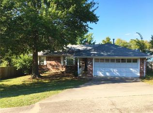 2749 N Wakefield Pl, Fayetteville, AR 72703
