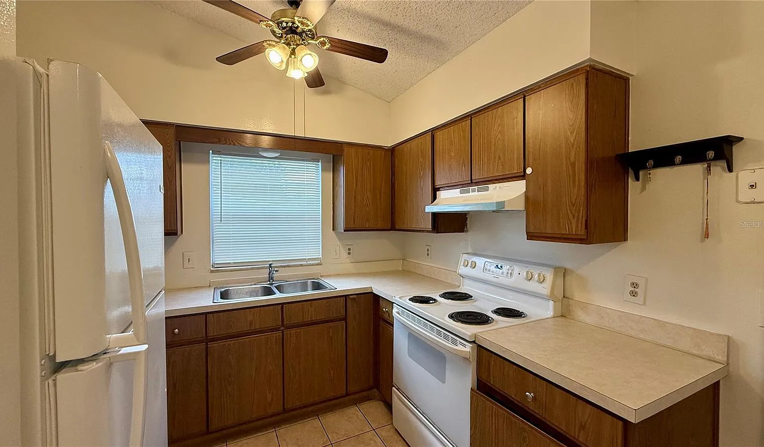 2 bed, 1.0 bath, 945 sqft, $1,400 — Photo 2