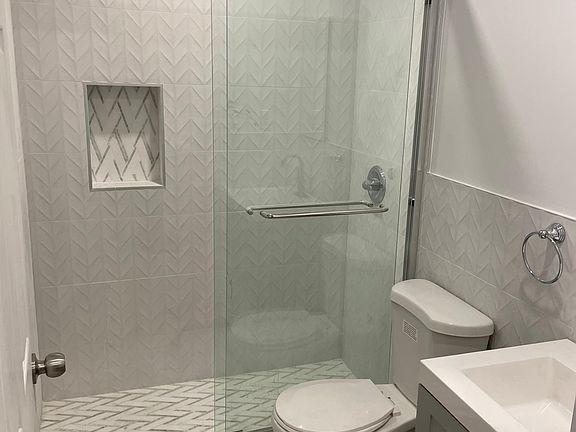 5th image of 8746 111th St APT 1