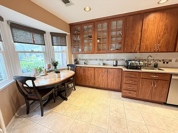 4th image of 21 Manors Dr