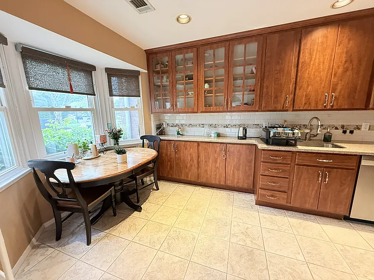 21 Manors Dr — Photo 4