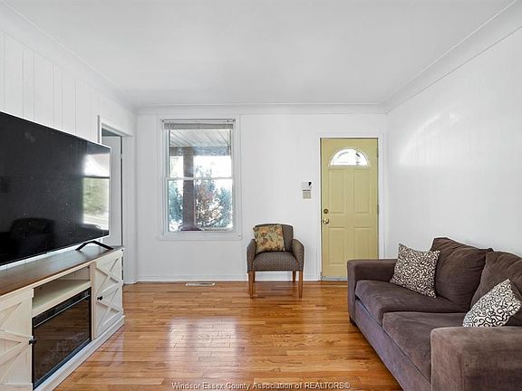 4th image of 430 McEwan Ave
