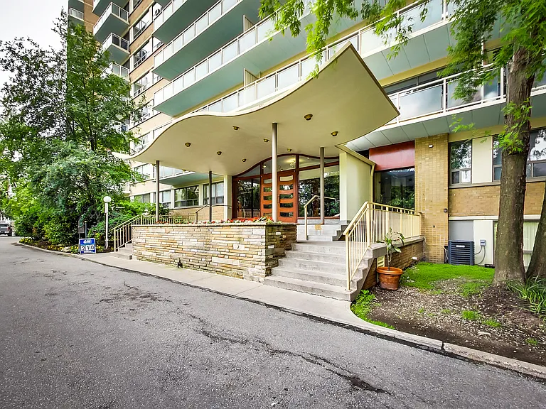 23 Lascelles Blvd — Photo 34