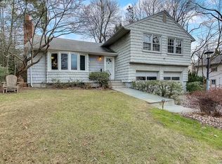 33 Ridge Dr, Port Washington, NY 11050