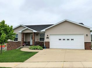 7686 S Westbrook Dr, Dubuque, IA 52002