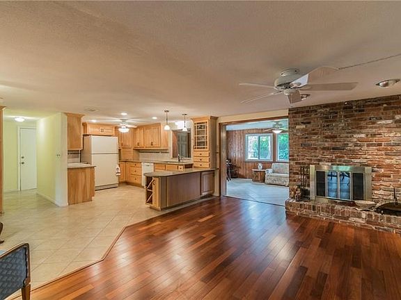 3rd image of 1913 Oakdale Ln S