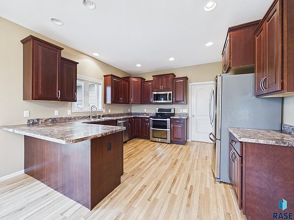2nd image of 908 S 5th Ave