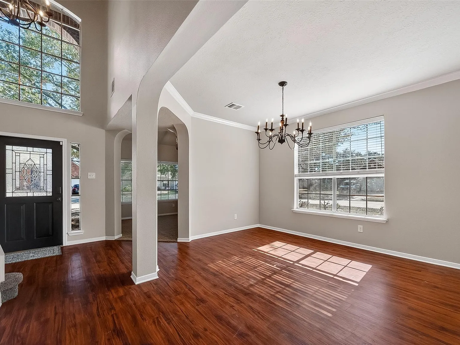 4 bed, 2.5 bath, 2527 sqft, $2,725 — Photo 4