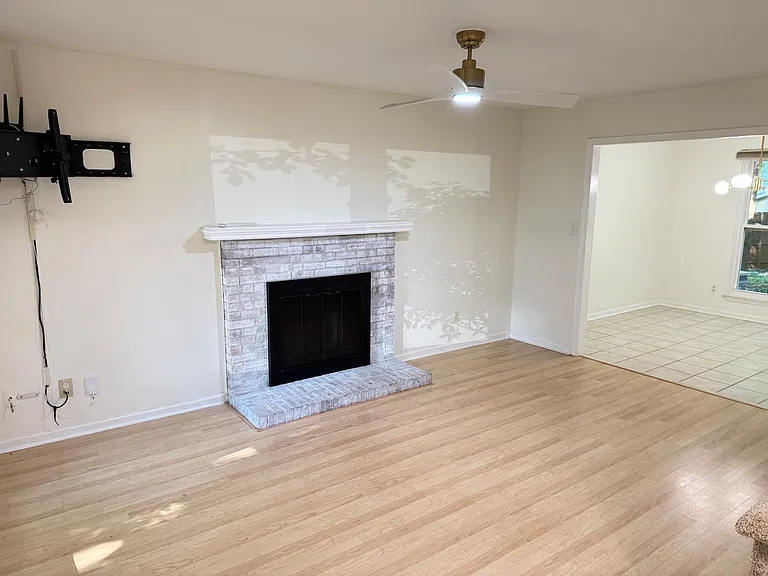 203 Aurora Ln — Photo 5
