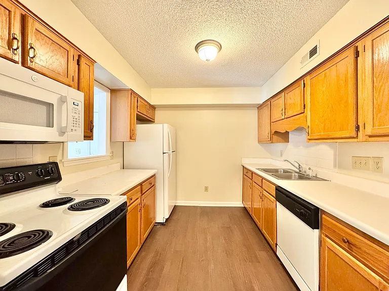 7123D W Friendly Ave — Photo 6