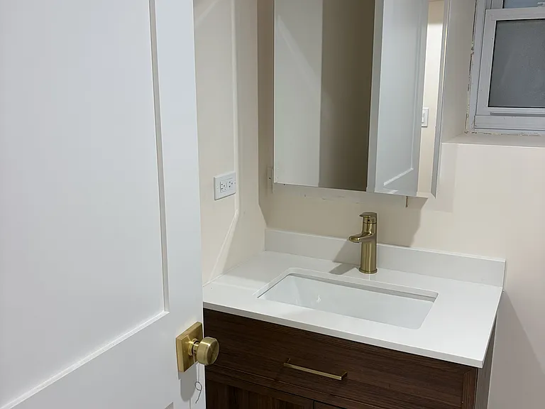 1711 W Henderson St #G — Photo 17