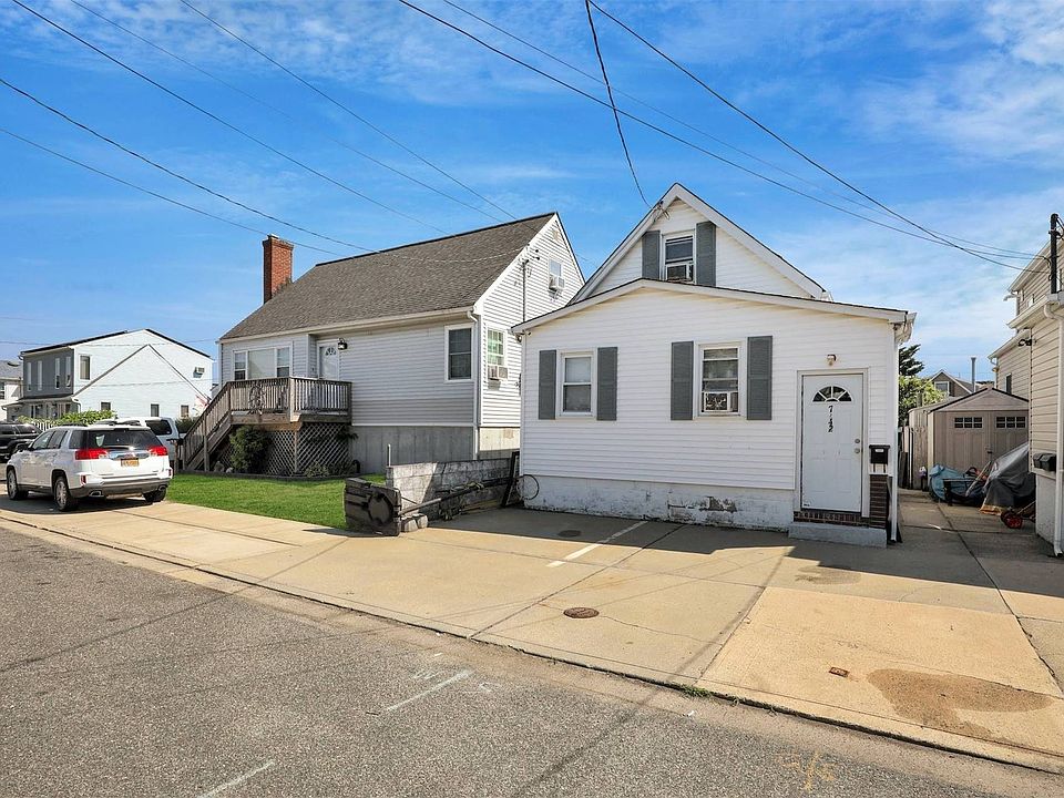 742 S 9th St, Lindenhurst, NY 11757 | Zillow