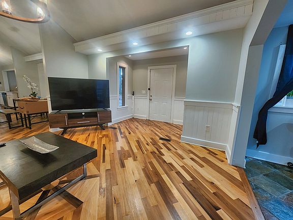 4th image of 932 Hayes Rd