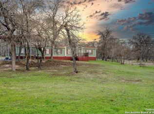 127 Shady Oaks Dr, Floresville, TX 78114