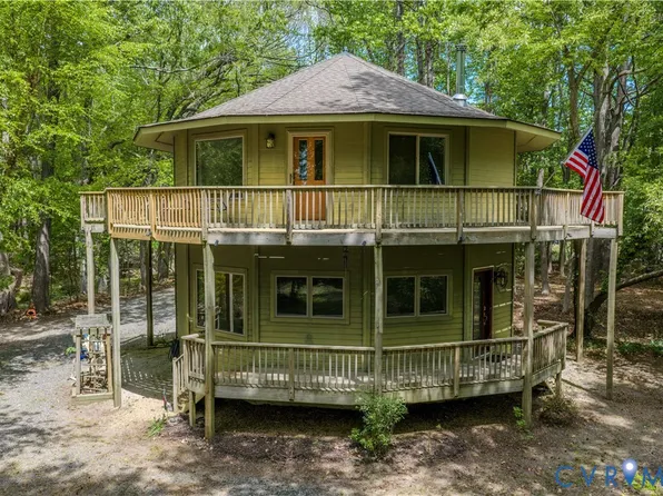 7 Sunsan Beach Rd, Deltaville, VA 23043