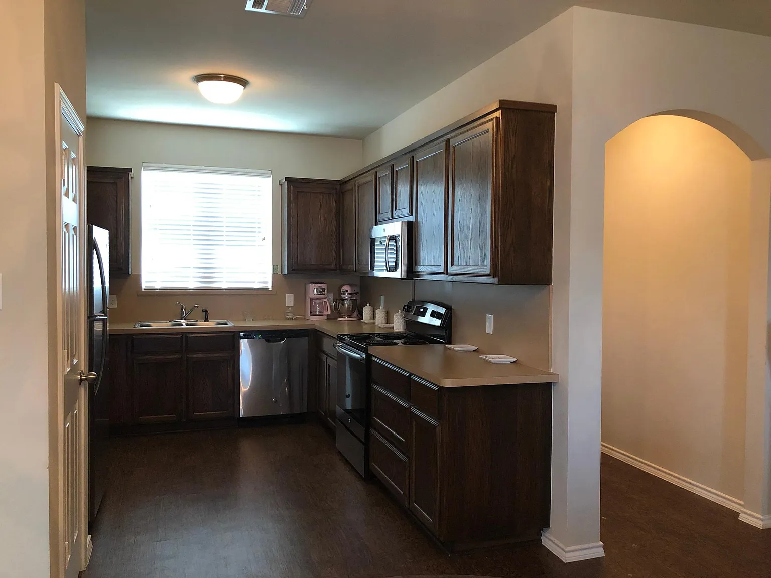 3 bed, 1420 sqft, $1,800 — Photo 2