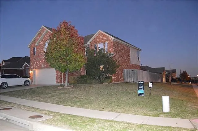 Beautiful Home on a Spacious corner lot — Photo 1