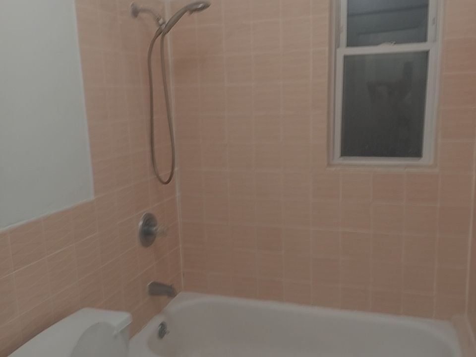 1st image of 207 Bayview Ave APT 1D