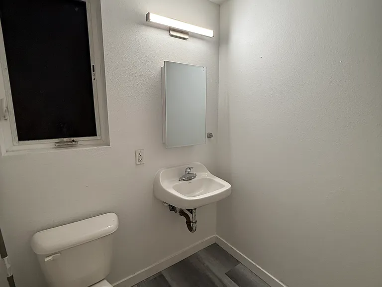 933 E Vernon Ave #8 — Photo 6
